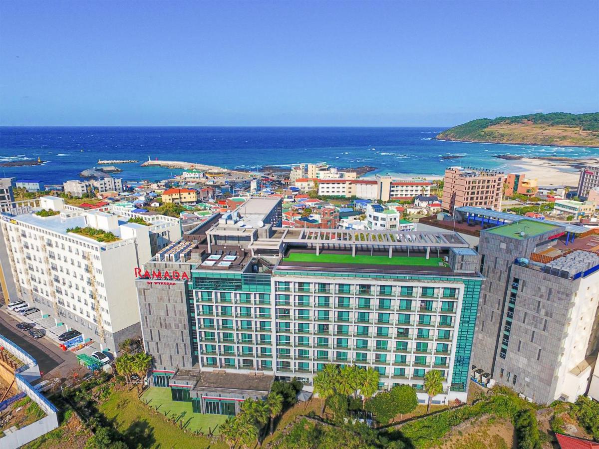 Hotel Ramada By Wyndham Jeju Hamdeok Extérieur photo