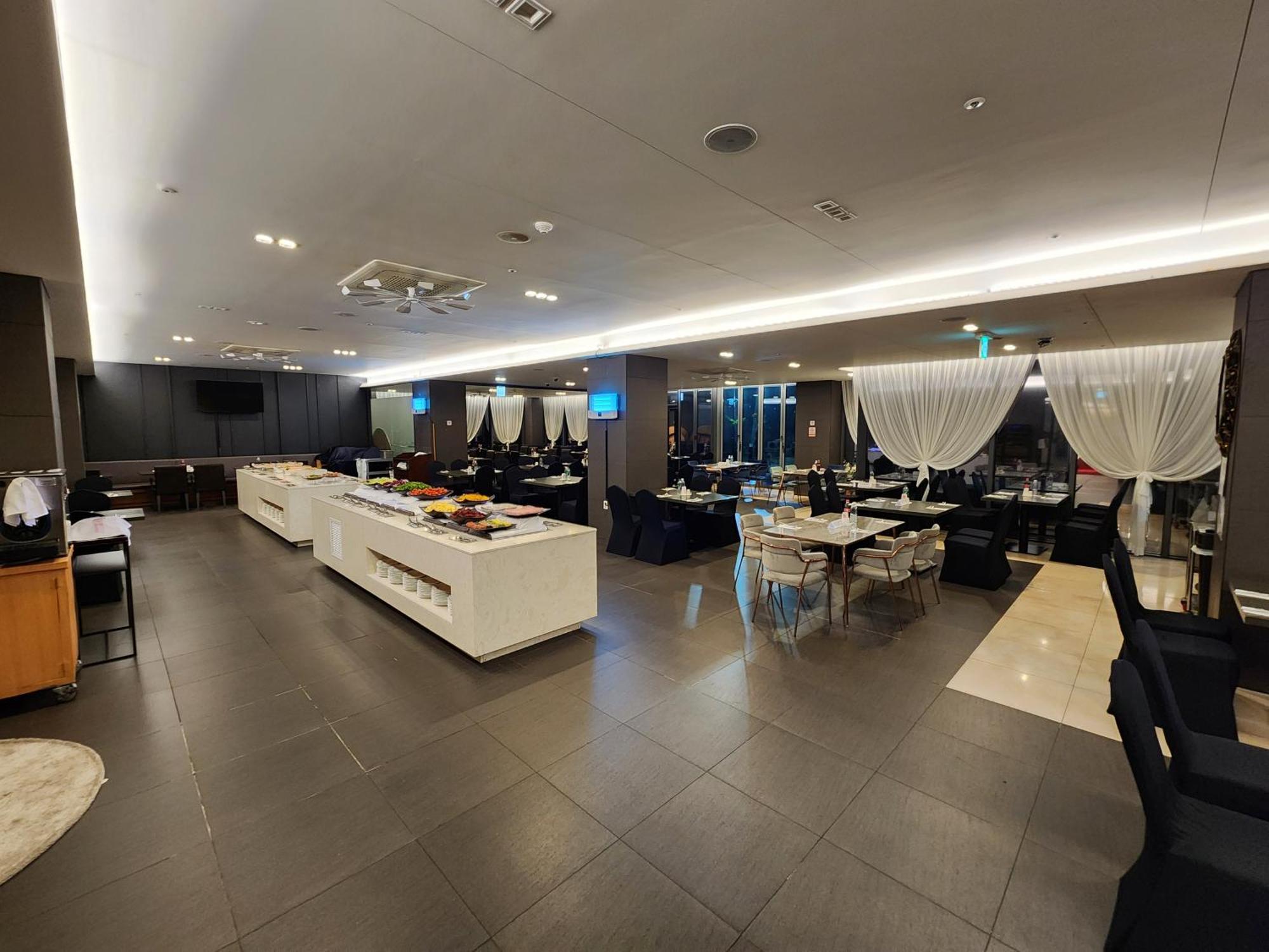 Hotel Ramada By Wyndham Jeju Hamdeok Extérieur photo