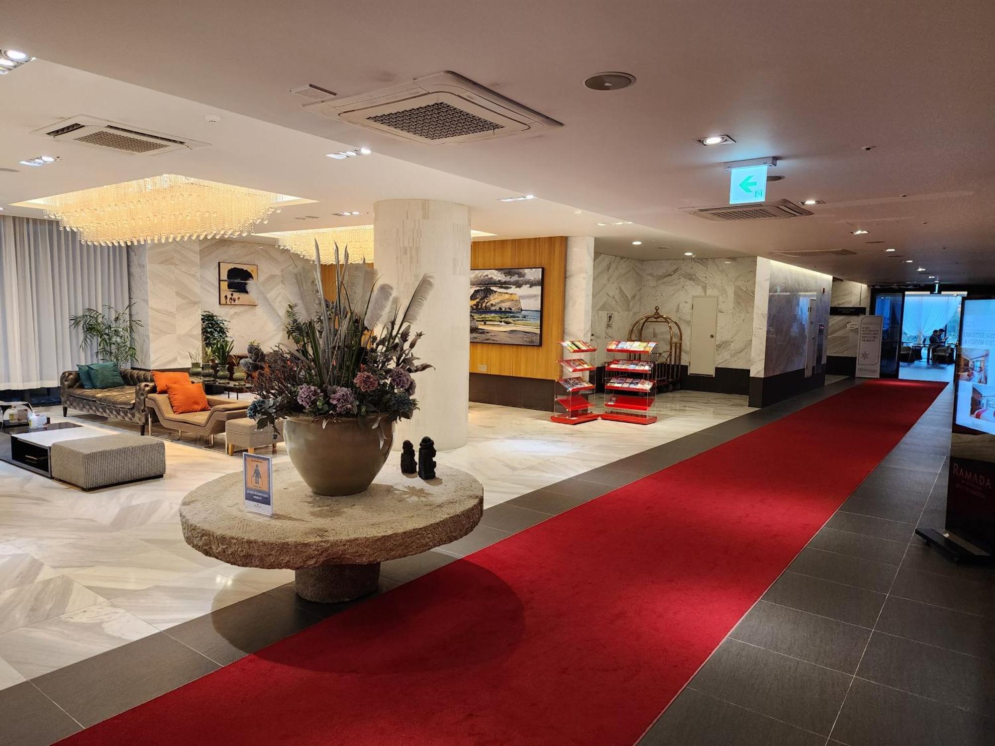 Hotel Ramada By Wyndham Jeju Hamdeok Extérieur photo