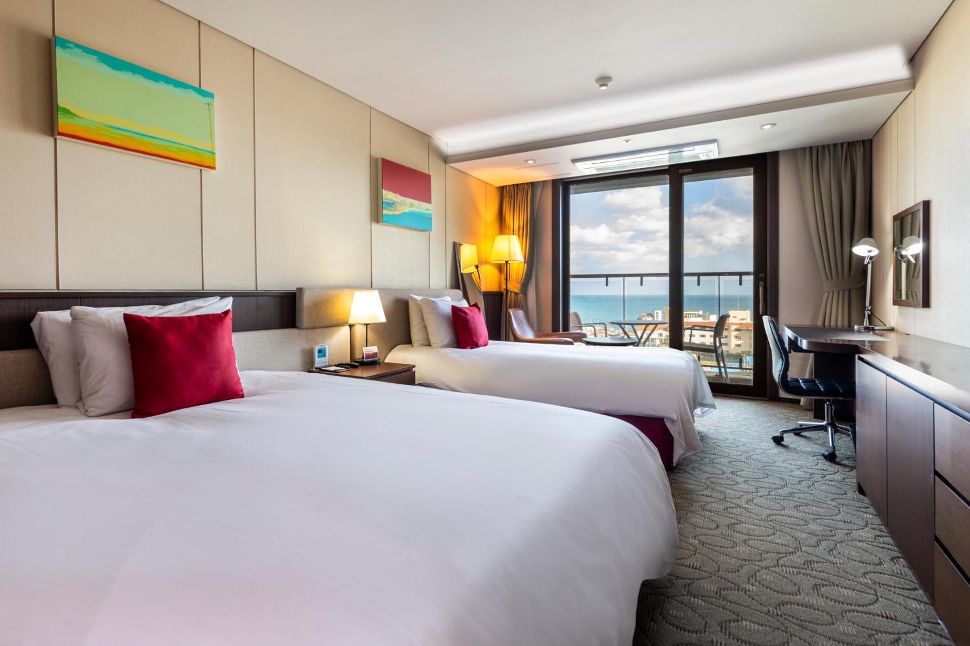 Hotel Ramada By Wyndham Jeju Hamdeok Extérieur photo