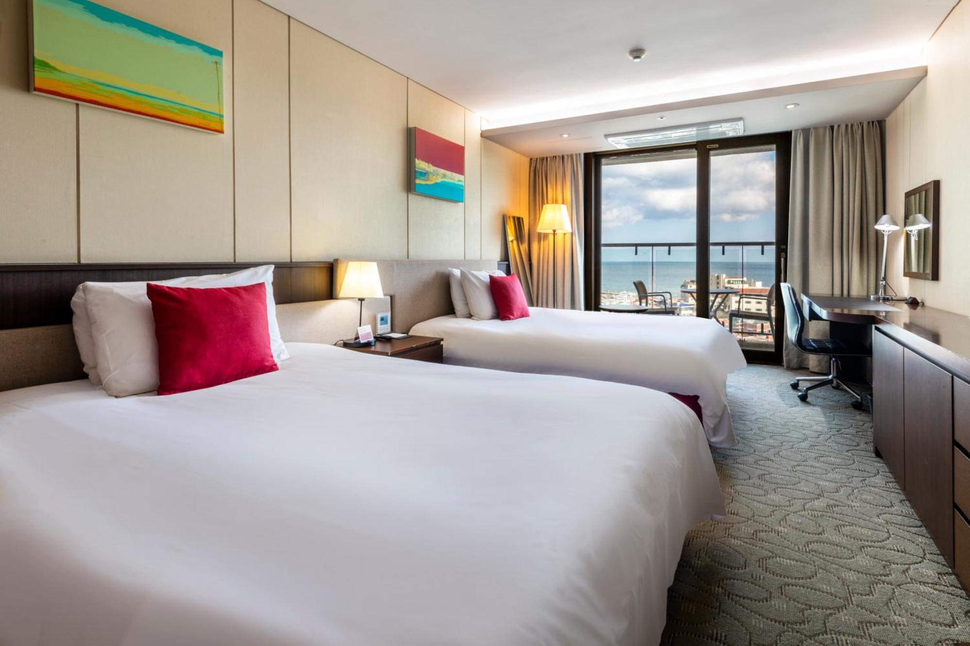 Hotel Ramada By Wyndham Jeju Hamdeok Extérieur photo