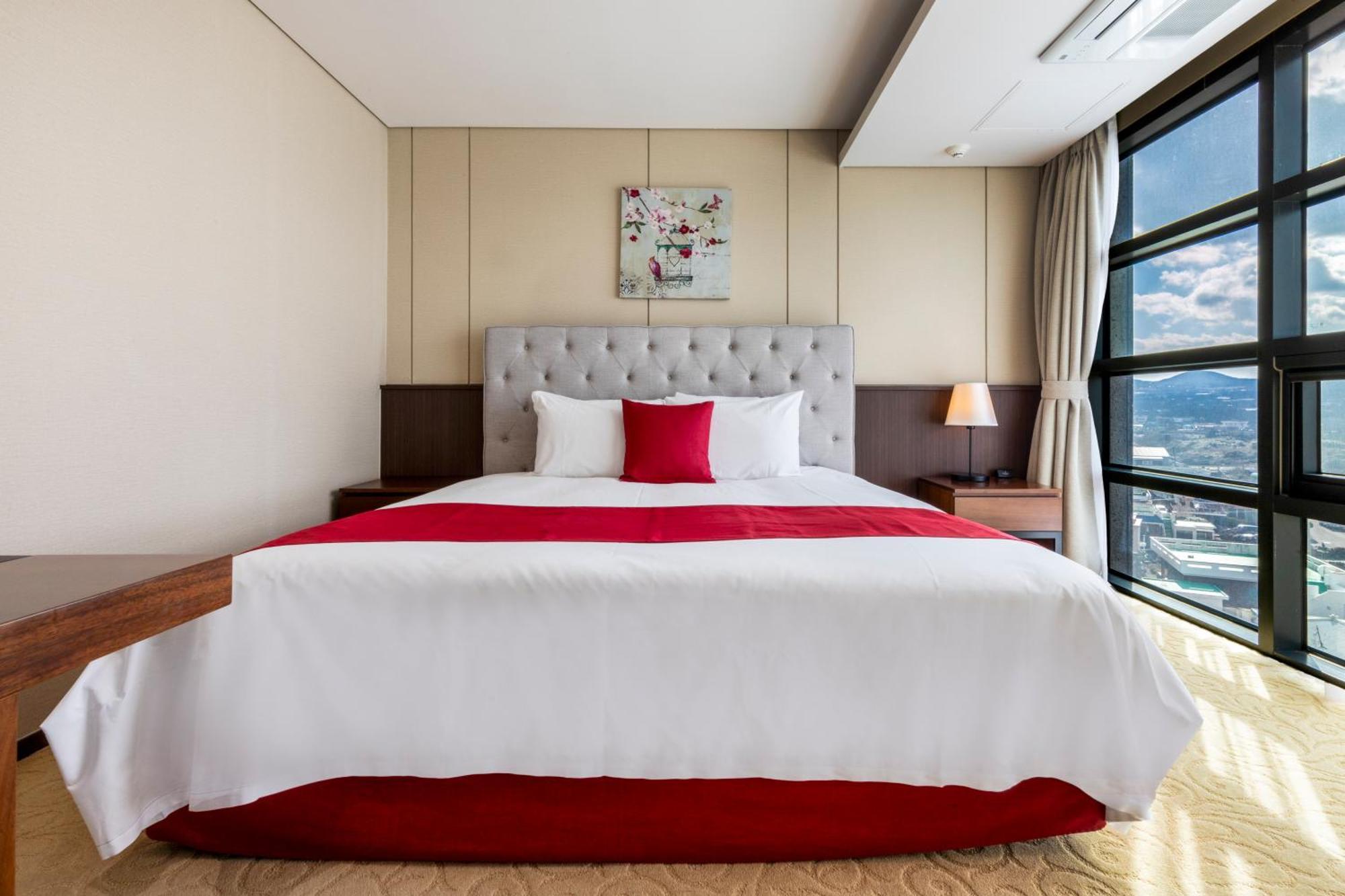 Hotel Ramada By Wyndham Jeju Hamdeok Extérieur photo