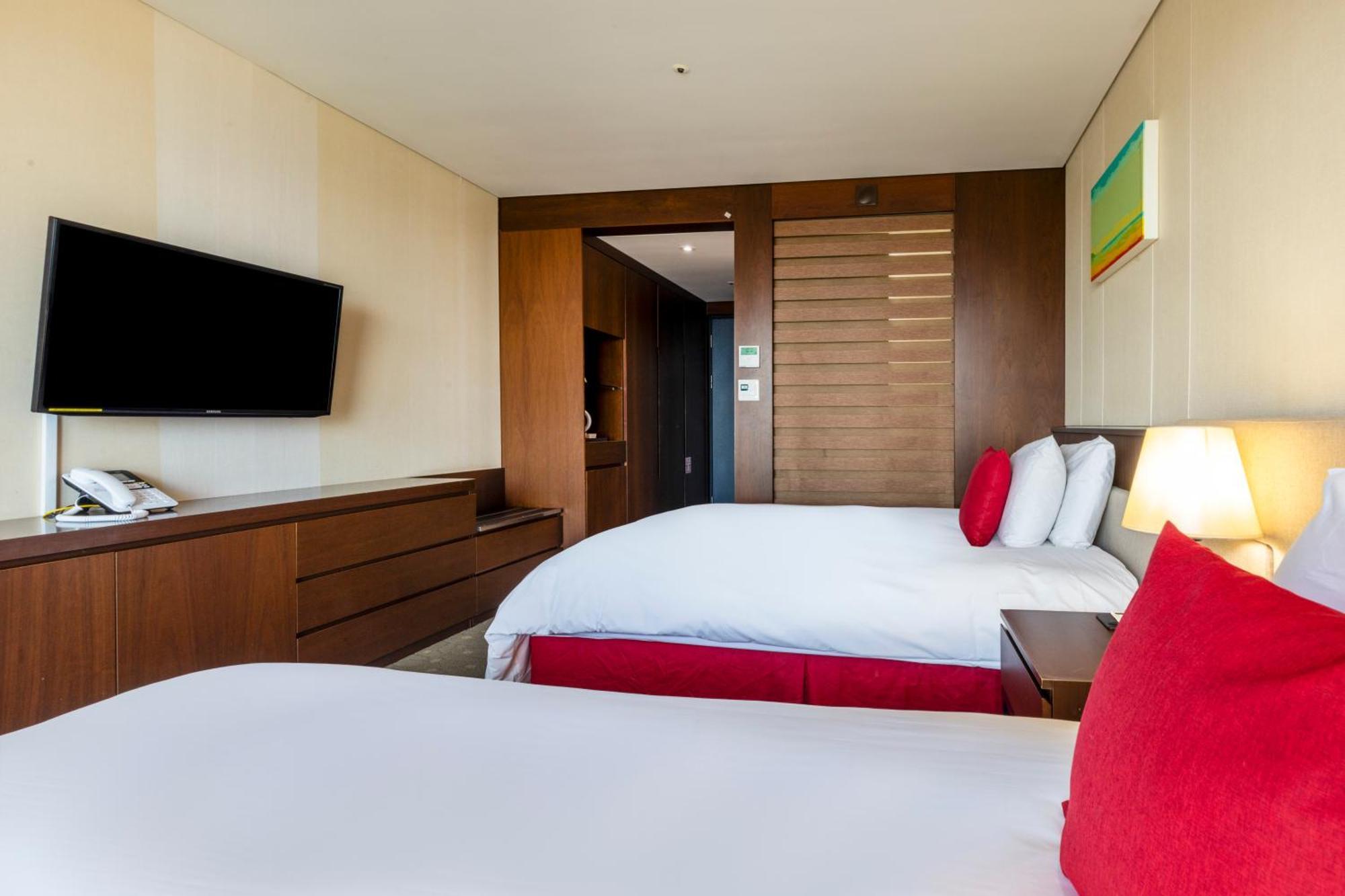 Hotel Ramada By Wyndham Jeju Hamdeok Extérieur photo