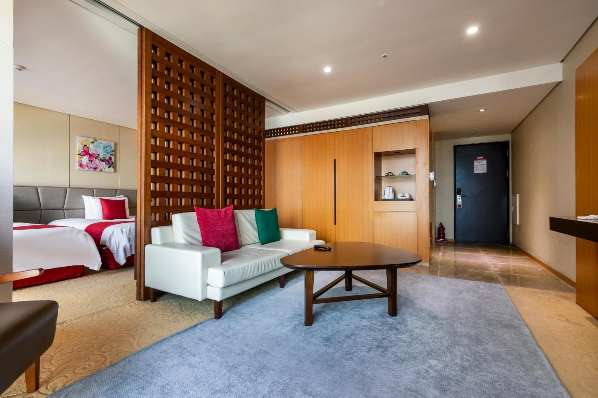 Hotel Ramada By Wyndham Jeju Hamdeok Extérieur photo