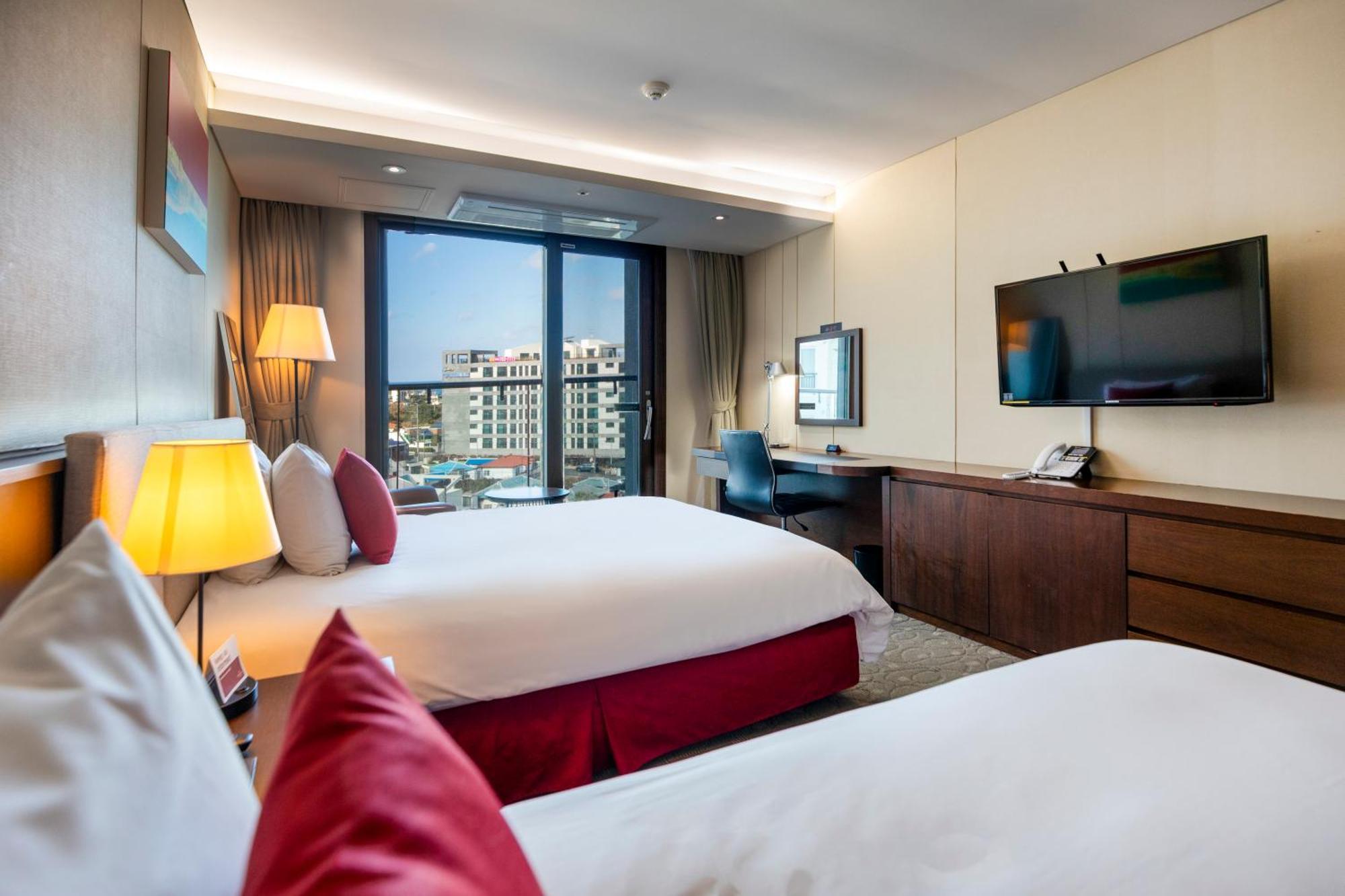 Hotel Ramada By Wyndham Jeju Hamdeok Extérieur photo