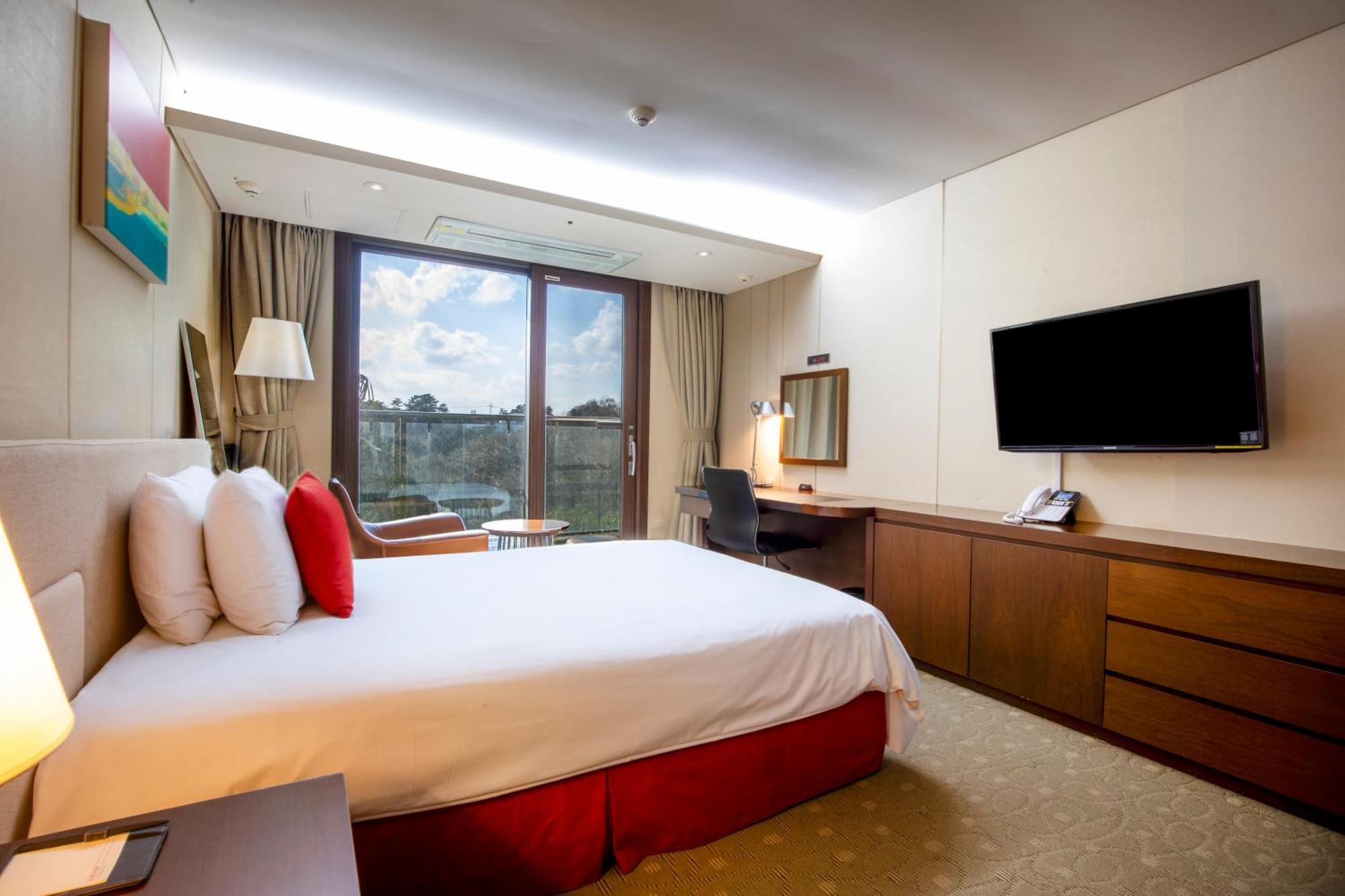 Hotel Ramada By Wyndham Jeju Hamdeok Extérieur photo