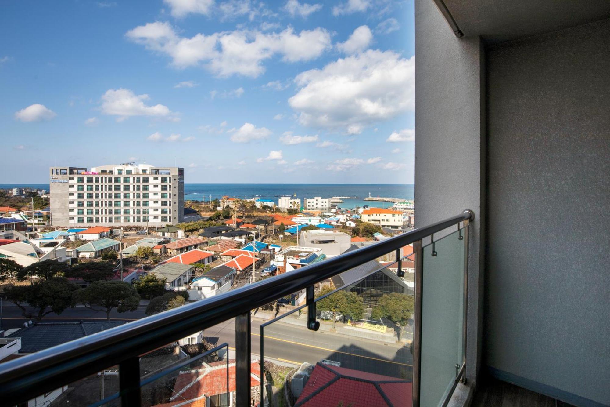 Hotel Ramada By Wyndham Jeju Hamdeok Extérieur photo