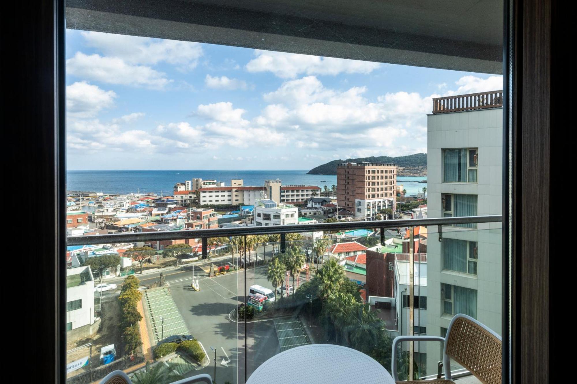 Hotel Ramada By Wyndham Jeju Hamdeok Extérieur photo