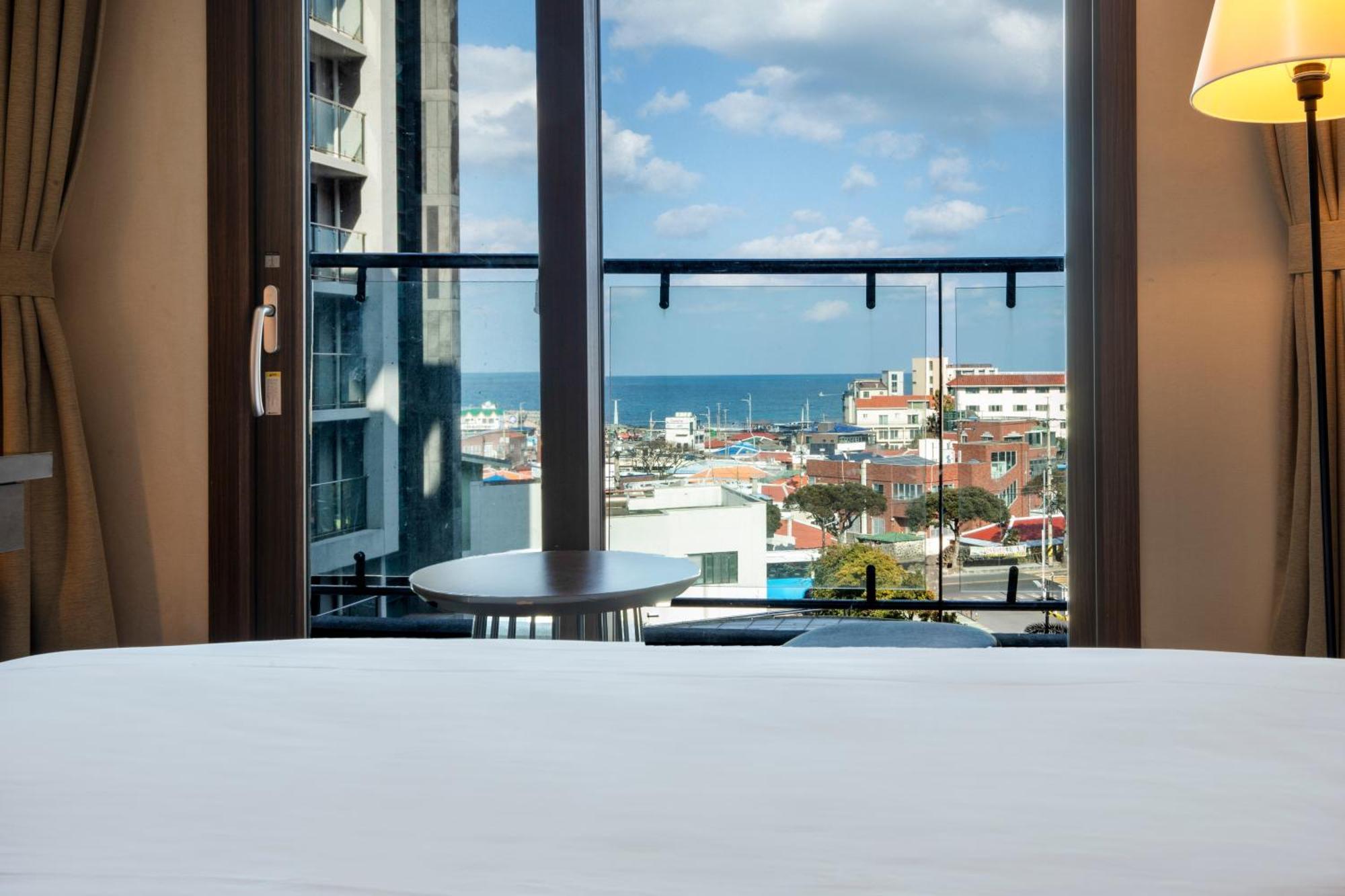Hotel Ramada By Wyndham Jeju Hamdeok Extérieur photo