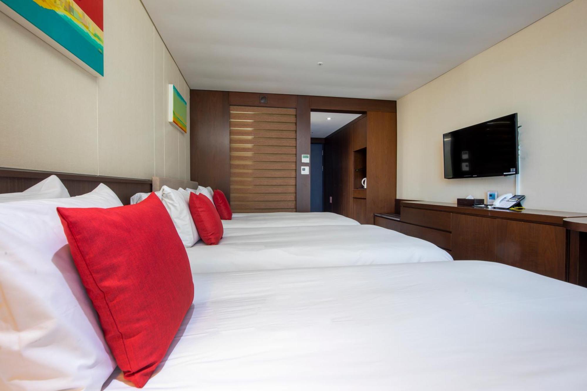 Hotel Ramada By Wyndham Jeju Hamdeok Extérieur photo