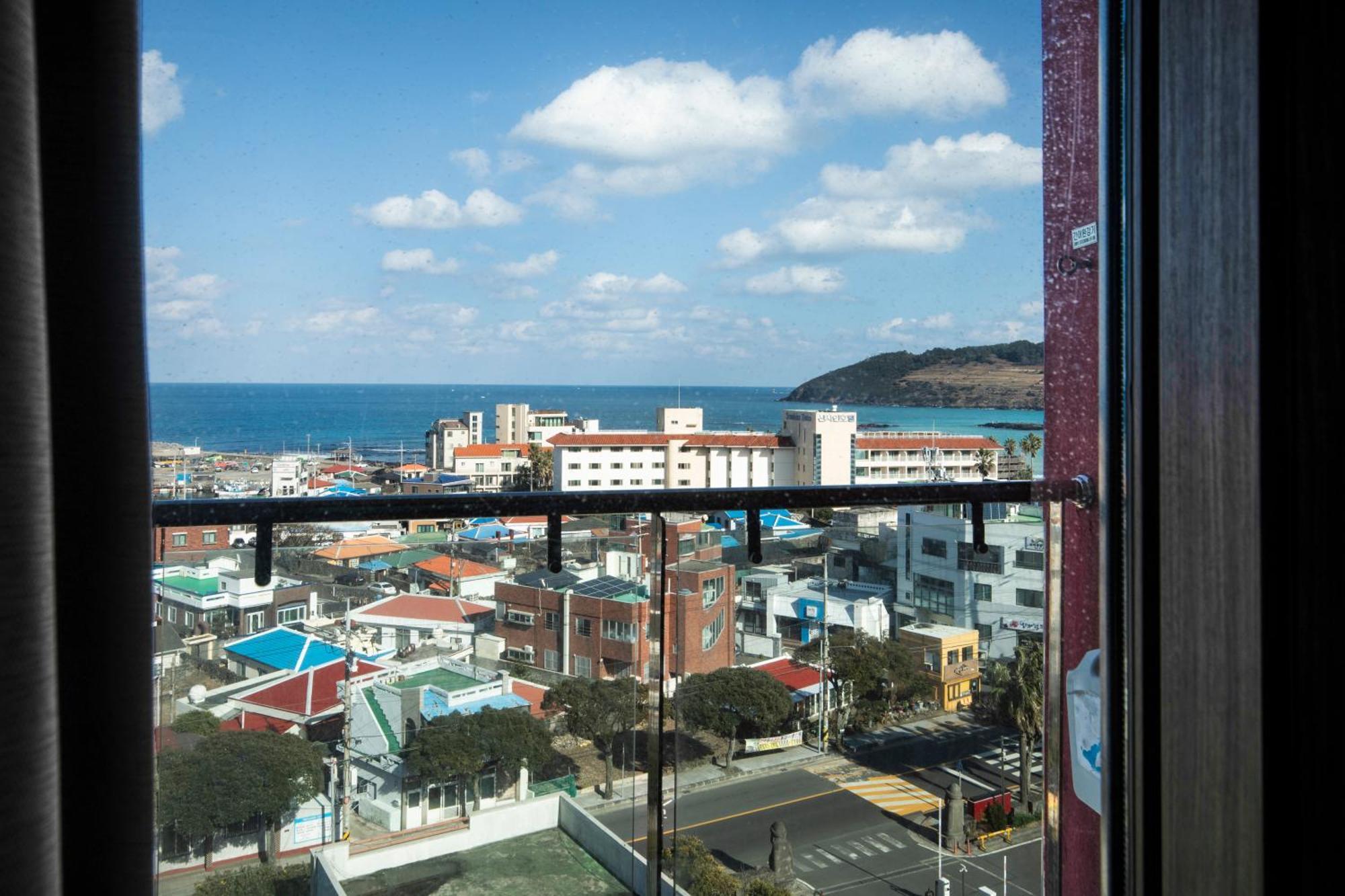 Hotel Ramada By Wyndham Jeju Hamdeok Extérieur photo