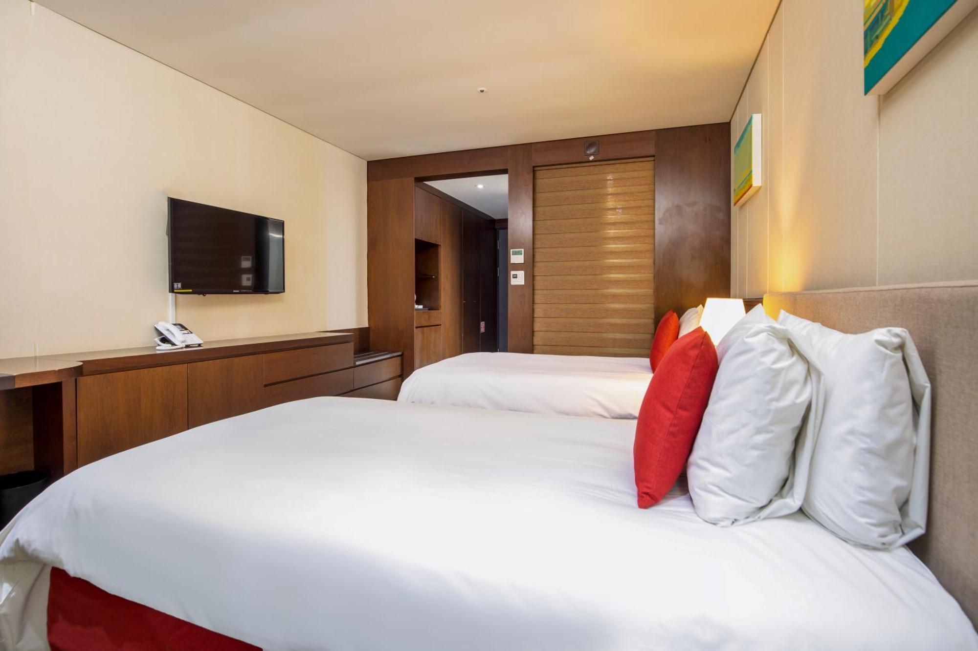 Hotel Ramada By Wyndham Jeju Hamdeok Extérieur photo